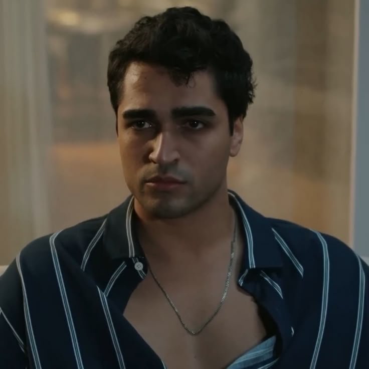 Delikanli_MRD's tweet photo. Meu querido Feritinho, esse pescoço já é uma perdição por si só, mas essa correntinha brilhando, descendo pela sua pele, apontando o caminho exato para o paraíso, hein?" 😏🥵🔥♥️
#MertRamazanDemir 
#FeritKorhan https://t.co/lrNw7KxqUH