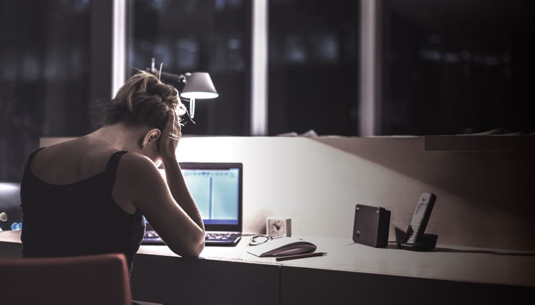 gumaofsw's tweet photo. Back at the desk after dinner, keyboard clicks filling the quiet office. Only the lamp and my coffee get to keep me company tonight.， https://t.co/M5AutzAABn