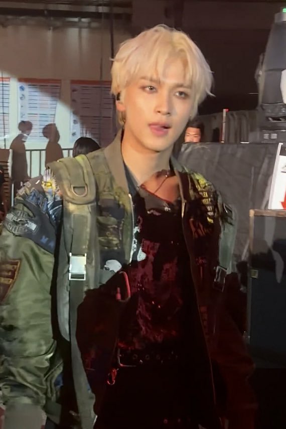 haecmesees's tweet photo. i just know his hairstylist is getting promoted bcs this is truly work of art https://t.co/ej81aT5wTP