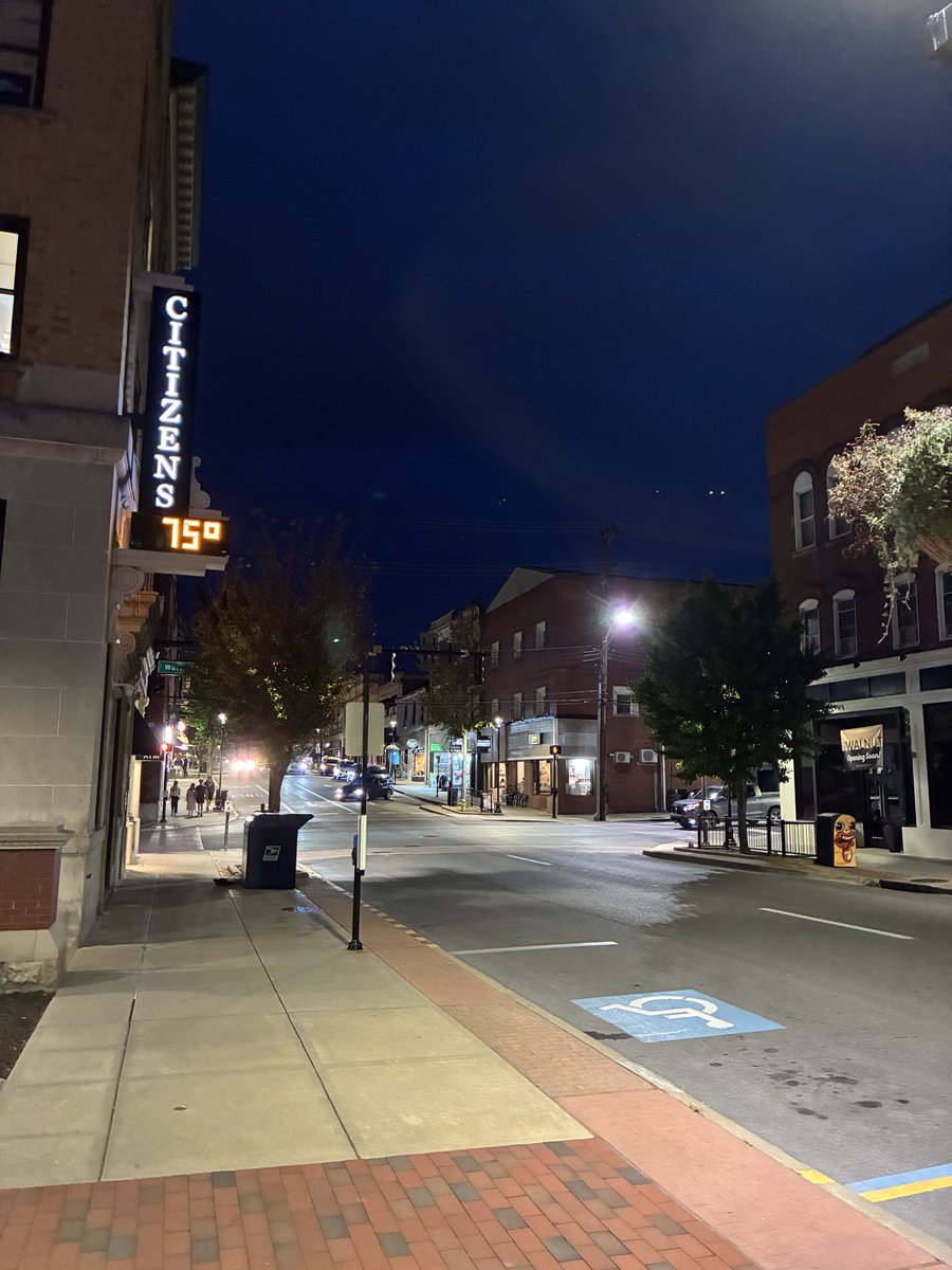 jack_jackharvey's tweet photo. 🎵🎤🪘🎶🪘🎶🎸🎤🎵

Out in the street in Morgantown tonight with my favorite Congo bongo Player Byron!!

If you’re around Motown, come say hi!!
Have a wonderful evening! https://t.co/prIq88eXtI