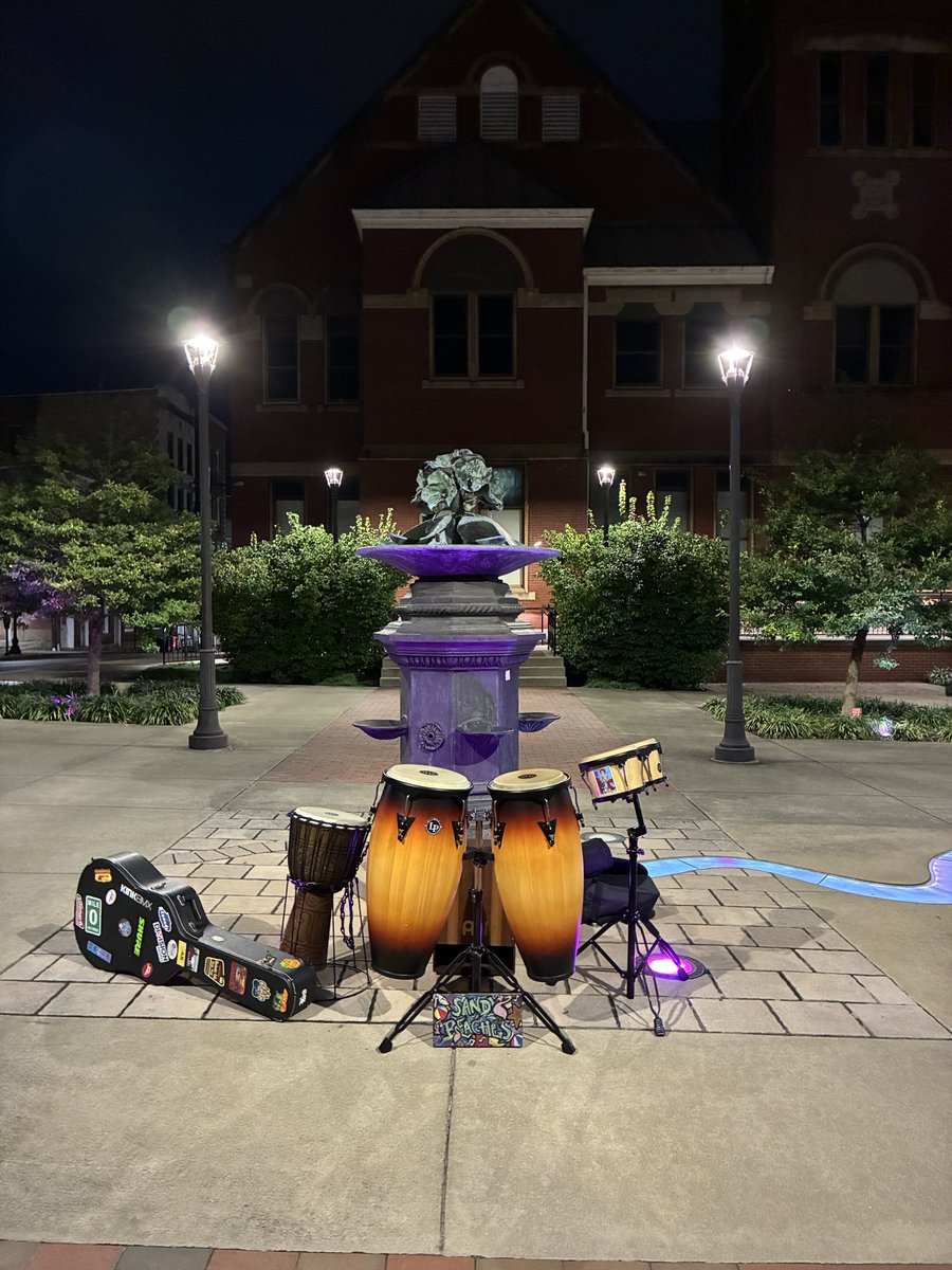 jack_jackharvey's tweet photo. 🎵🎤🪘🎶🪘🎶🎸🎤🎵

Out in the street in Morgantown tonight with my favorite Congo bongo Player Byron!!

If you’re around Motown, come say hi!!
Have a wonderful evening! https://t.co/prIq88eXtI