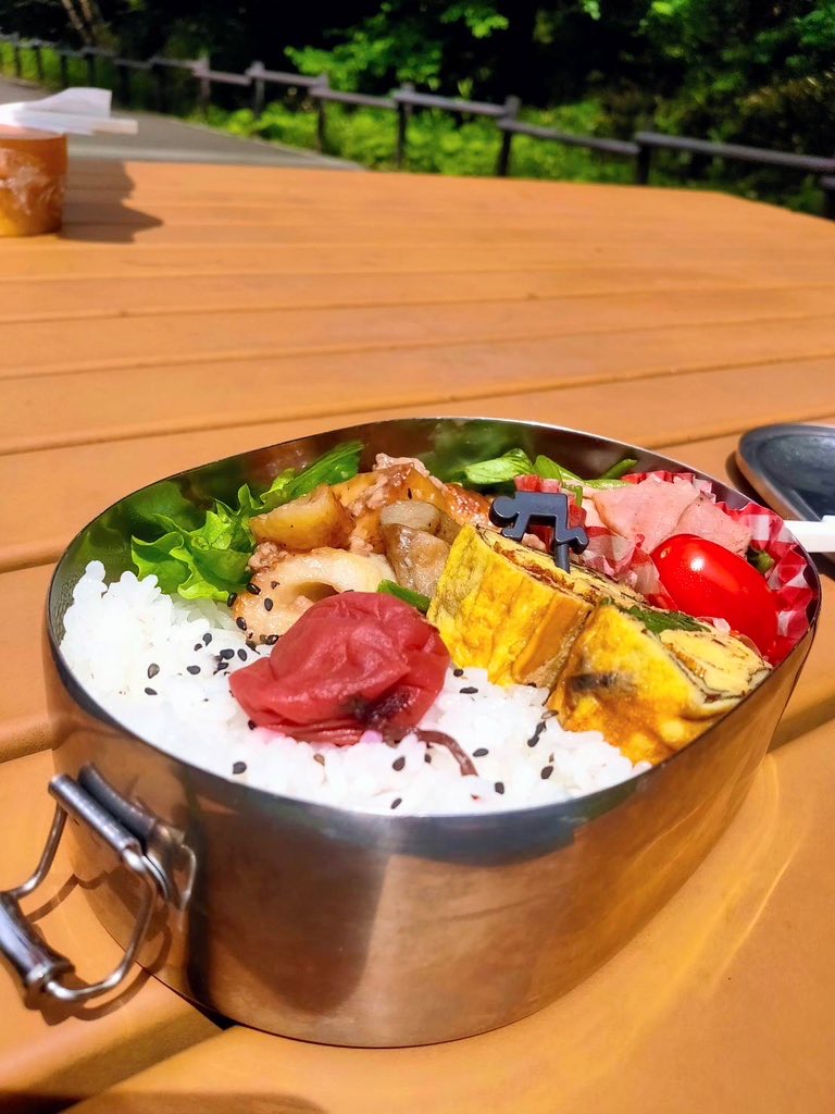 kawakubo_riko's tweet photo. お弁当作ってウチの子と公園でお弁当食べてピクニックしたりしてます。怒られる？ https://t.co/jStMj4mRPI