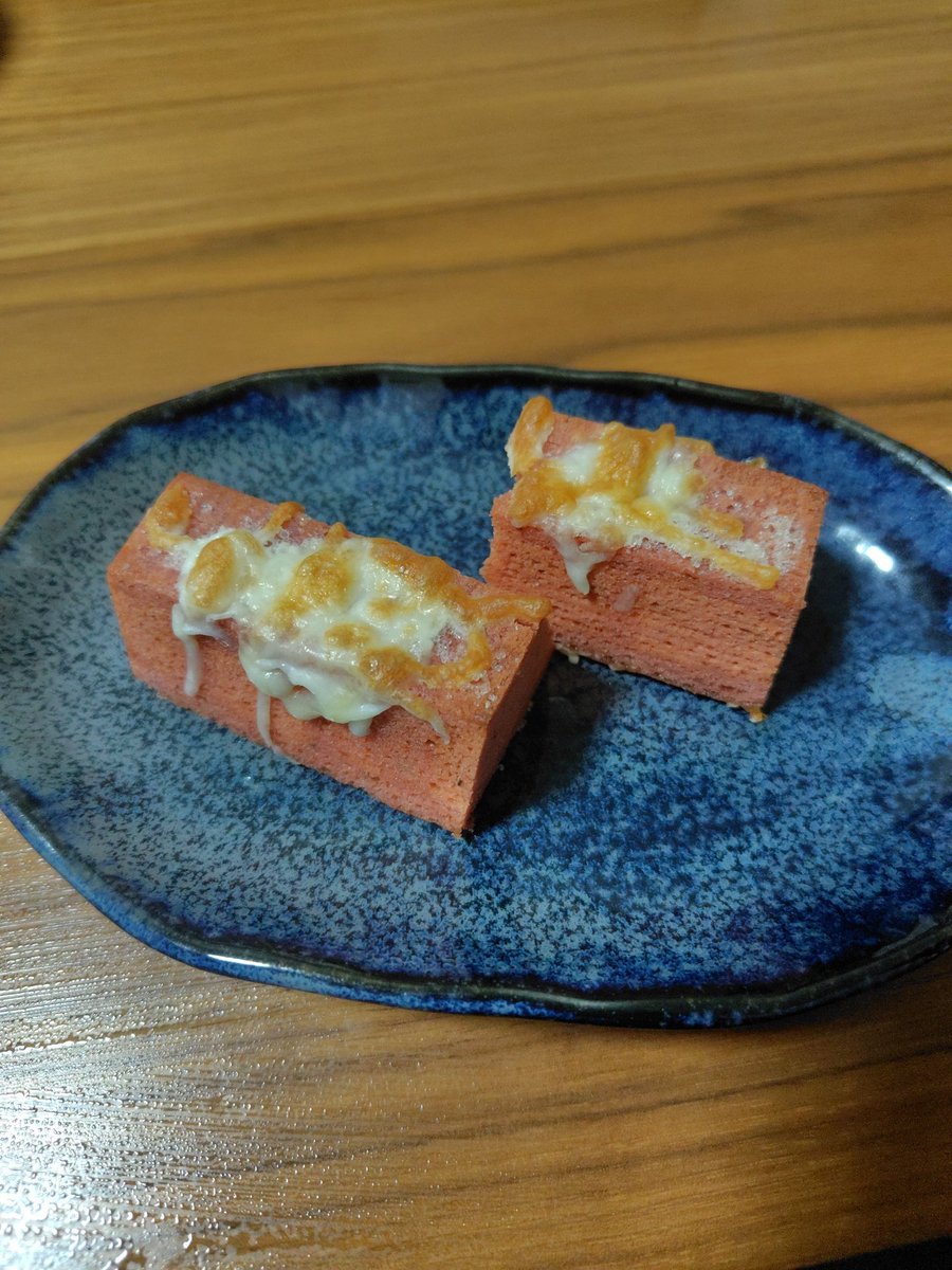 takayanagi0909's tweet photo. できました。
一口目はカリサクでチーズと塩があまさをカバーしてくれていて美味いけど、後半からこのバウムのポテンシャルが急速に巻き返してきて『自分やれます！ぽしぽし食感どうぞ！！！』みたいになって結局まずい。
現場からは以上です。 https://t.co/VOqAZyVJe2