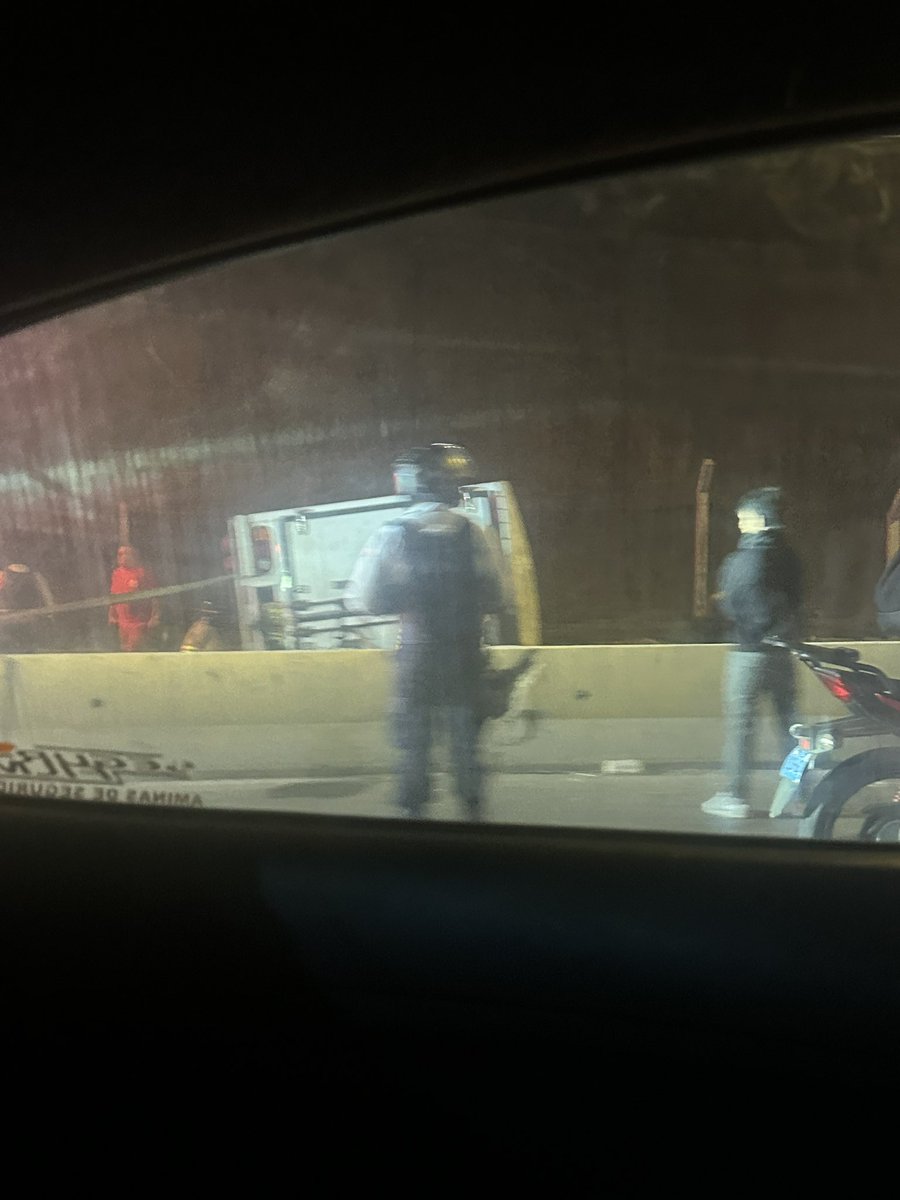 maraluvs's tweet photo. @taliaazcarate Una furgoneta se ha volcado y han bloqueado 2 carriles de sur a norte https://t.co/V9OJHgudIy