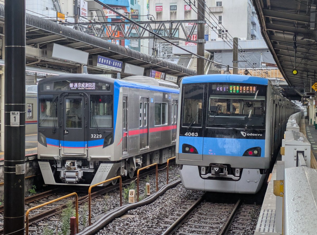 Maku1004_Mu's tweet photo. この並びは新鮮&amp;違和感すぎる
純京成車×小田急車 https://t.co/7WM17oBxhm