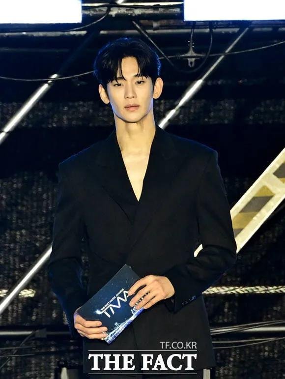 tash_kim_'s tweet photo. I am so proud of him. After going through a tremendous storm for 18 months, he is finally back. Look at how the local crowd is cheering for him. This shows that people are excited to welcome him back.

Kim SooHyun is back. ♥️

#KimSooHyun #TMABusan2026 #KimSooHyunTMA2026 https://t.co/wcxAuKR0aF