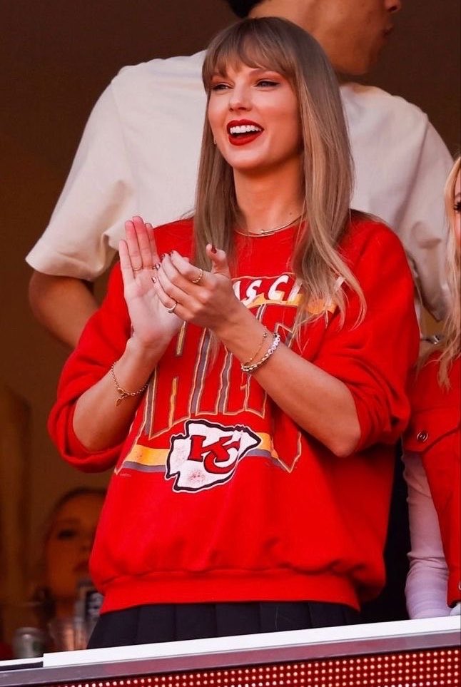 dearsswiftie's tweet photo. the universe was on her side for giving her a husband on a red football team because the color suits her so well❤️ https://t.co/nFBp0ioTUj