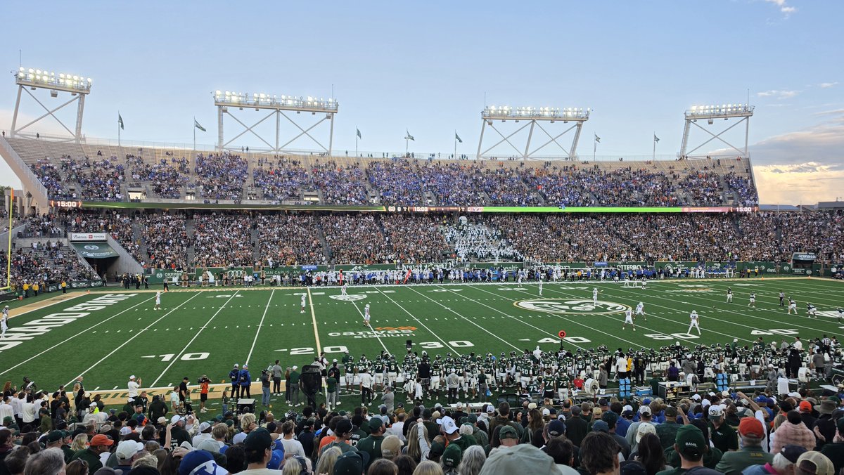 GreggPrettyman's tweet photo. Kickoff Crowd https://t.co/WDWNvArwOO