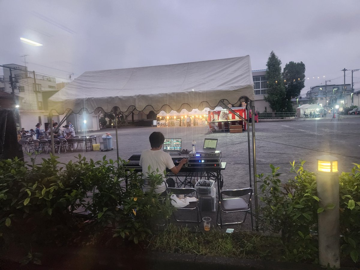 masako0327's tweet photo. 阿波踊りの練習へ行ったら仲間が
「校庭で盆踊りやるっぽい！」と😲
防音カーテンを開けたら目の前に音響テントと櫓が‼️

練習後、阿波踊り仲間の葛飾ラーと開始前BGMから即参加😆
最近少なくなった葛飾小唄が何度もかかり、休憩中は河内音頭も踊れました✨

練習サボらなかったご褒美😁🏮 https://t.co/R88jelPOLJ