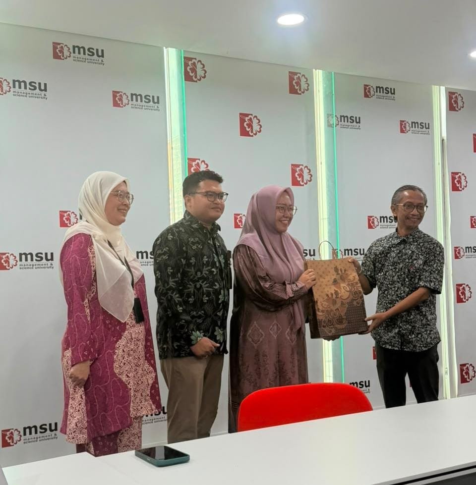msumalaysiaFISE's tweet photo. 🌊🎮 MSU FISE students explored how Unity, interactive storytelling and game-based learning can inspire marine conservation through a guest lecture by Mr Nugroho Syahputra from Politeknik Negeri Medan. 🪸🌏
#InternationalGuestLecture #MSUmalaysia #MSUFISE #MyPremierDigitalTech https://t.co/HobS8Wxtz4