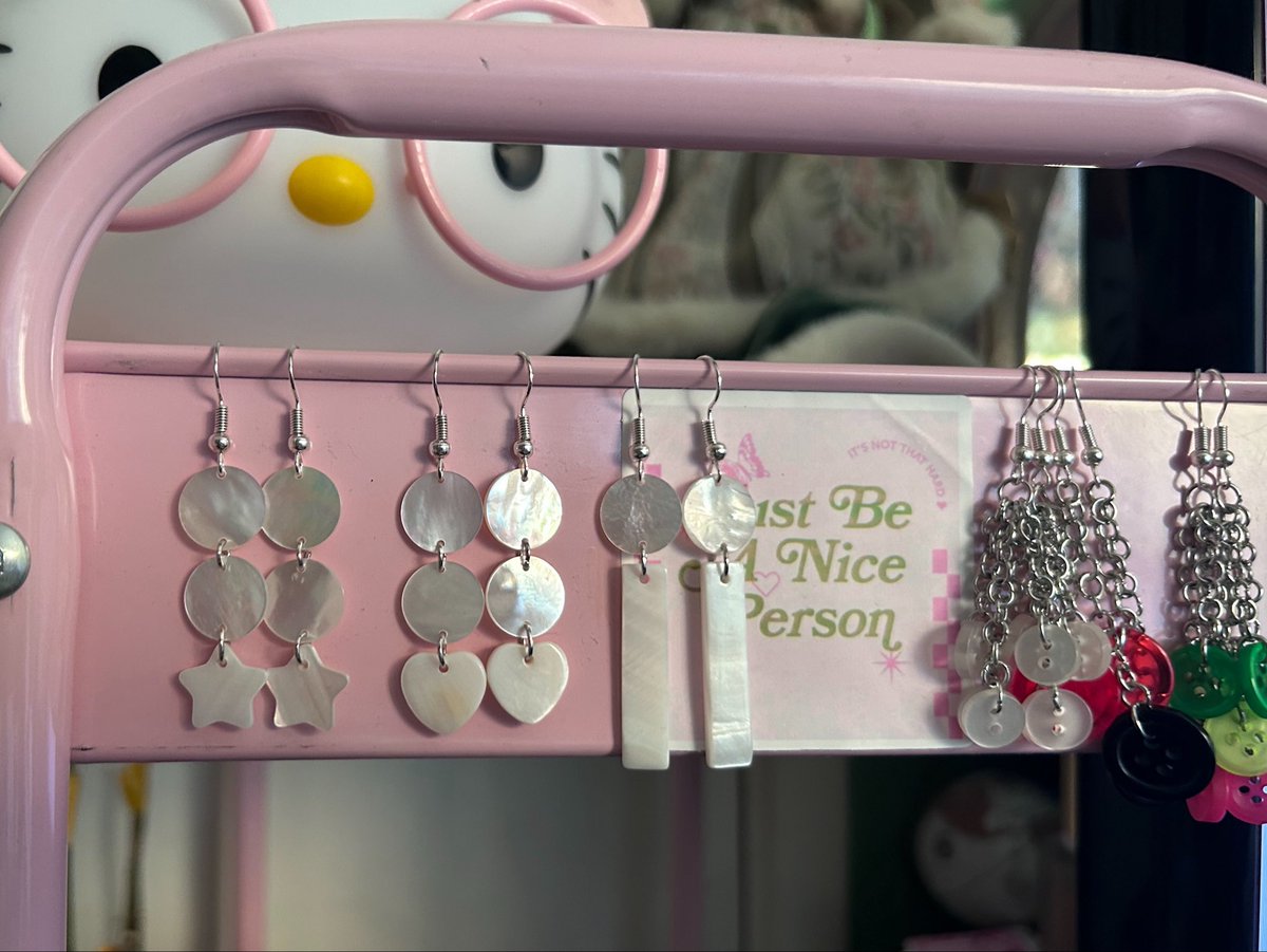 fresavainillaa's tweet photo. j’aime trop faire des bijoux en ce moment 🙏 https://t.co/L0N5YA5zn9
