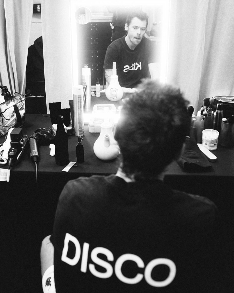 kissyearly's tweet photo. backstage mirror pics 🫦🫦🫦 https://t.co/8FPGVhqGM9