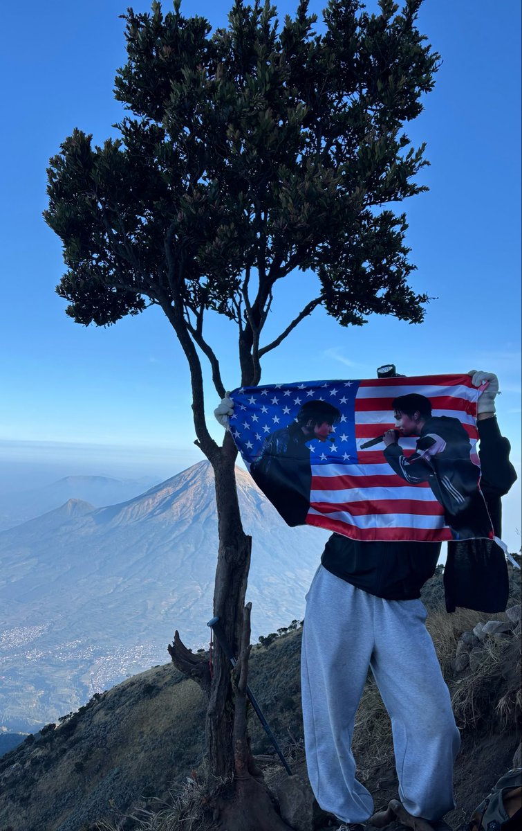 suhajaa_'s tweet photo. #HYEONKEON BERKIBAR DI GUNUNG SUMBING ;3 https://t.co/SApE9hNfgY