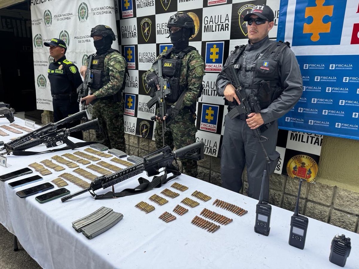 ABDELAESPRIELLA's tweet photo. La Fuerza Pública, en coordinación con la Fiscalía General de la Nación, rescató en Gómez Plata, Antioquia, a cuatro personas que se encontraban secuestradas, entre ellas un menor de edad, tras un combate con una comisión armada del grupo terrorista E36.

Durante la operación fueron dados de baja dos integrantes de esta estructura y capturado uno más,  cabecilla de la comisión. También se incautaron cinco fusiles, una pistola, munición, equipos de comunicaciones y material de intendencia.

Este resultado afecta las acciones de extorsión y secuestro que esta organización criminal adelantaba contra comerciantes, agricultores, empresarios y ganaderos del norte y nordeste de Antioquia.

¡Firme por la patria! 

¡Que viva Cristo Rey!

(A.D.L.E) 🇨🇴🐅