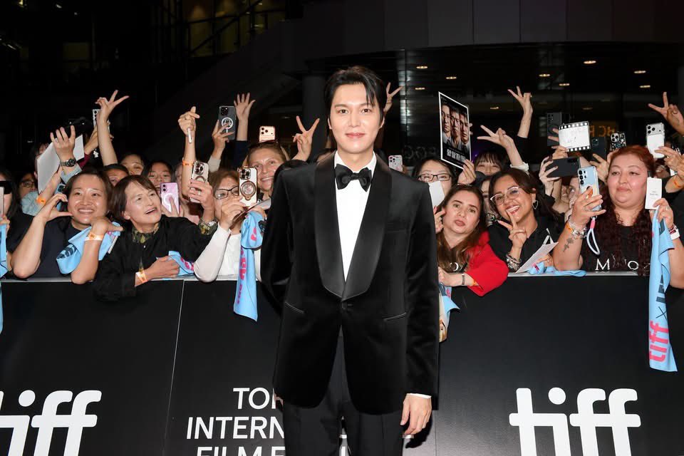 MinozMexOficial's tweet photo. Cada etapa de una carrera trae algo nuevo, y hoy nos tiene pendientes #TheAssassins con @ActorLeeMinHo. 🇲🇽 Nos ilusiona pensar en verla en salas de @Cinepolis. @MasQueCineLatam, @hivemediacorp ojalá se sume. #TheAssassinsEnMexico #암살자��� https://t.co/ZRnTqDWlMl