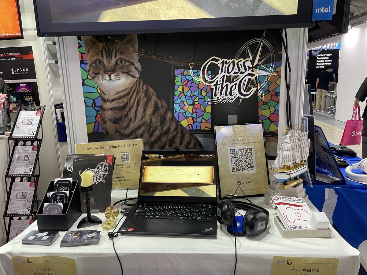 CrosstheC_trap's tweet photo. 【#TGS2026 最終日準備完了】
新しいキービジュアルを背景に、装飾を刷新しました。デカい猫ちゃん！

加えて、今日は遊んでいただいた方全員に名刺サイズの特別なノベルティをお渡しします！

【09-C67】にてお待ちしております〜 https://t.co/mI7DVoe9hy