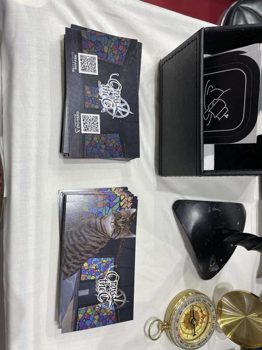 CrosstheC_trap's tweet photo. 【#TGS2026 最終日準備完了】
新しいキービジュアルを背景に、装飾を刷新しました。デカい猫ちゃん！

加えて、今日は遊んでいただいた方全員に名刺サイズの特別なノベルティをお渡しします！

【09-C67】にてお待ちしております〜 https://t.co/mI7DVoe9hy