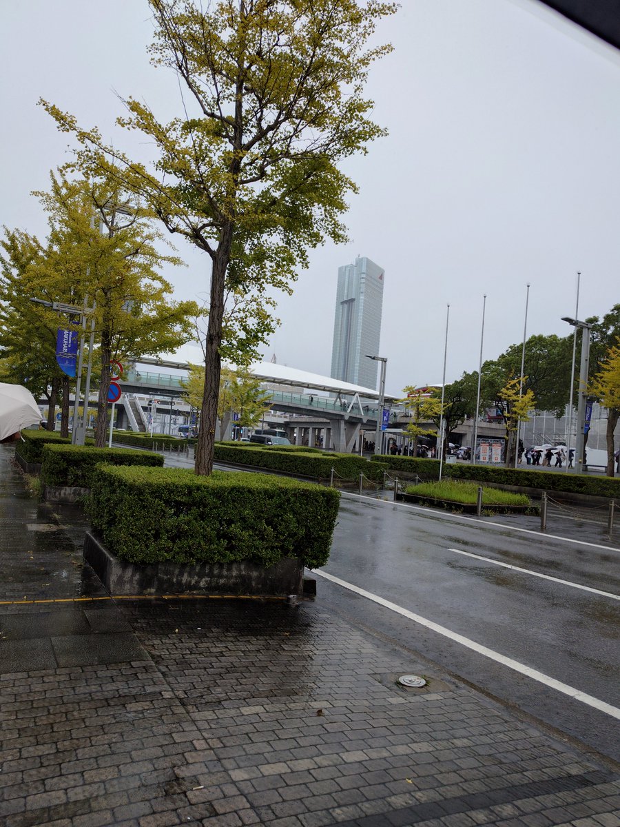 mhco58's tweet photo. 幕張メッセ着いた。
天気は悪いが人が多い https://t.co/JkpjfALnTC