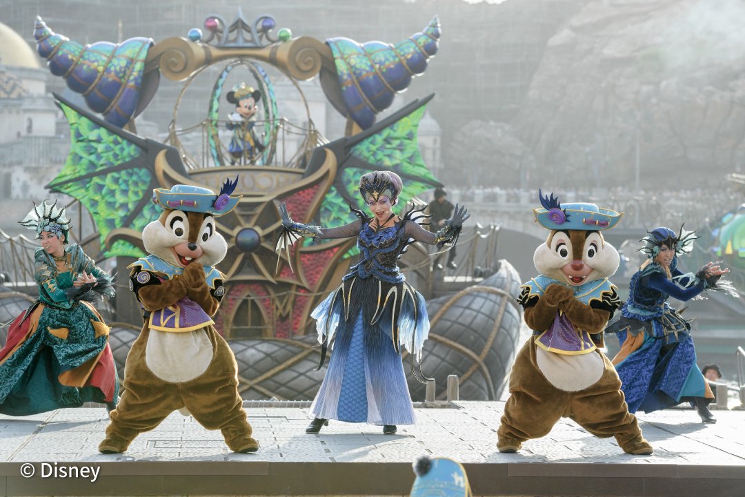 dfan_official's tweet photo. #東京ディズニーシー 25周年スペシャル企画として7月号で募集した、“読者の皆さんがもう一度見たいショー”の結果がついに発表🎉
 #ディズニーファン10月号 では、ほぼ同数だった第3位の「ミステリアス・マスカレード」と「フェスティバル・オブ・ミスティーク」を特集しているよ📖✍️
 皆さんの熱いコメントとともに、ショーのストーリーや写真をたっぷり紹介しているのでぜひチェックしてみてね🎃  

次号では第２位を発表するよ🎊お楽しみに✨  

詳しくはこちら↓
https://t.co/v9F8bvEH6y