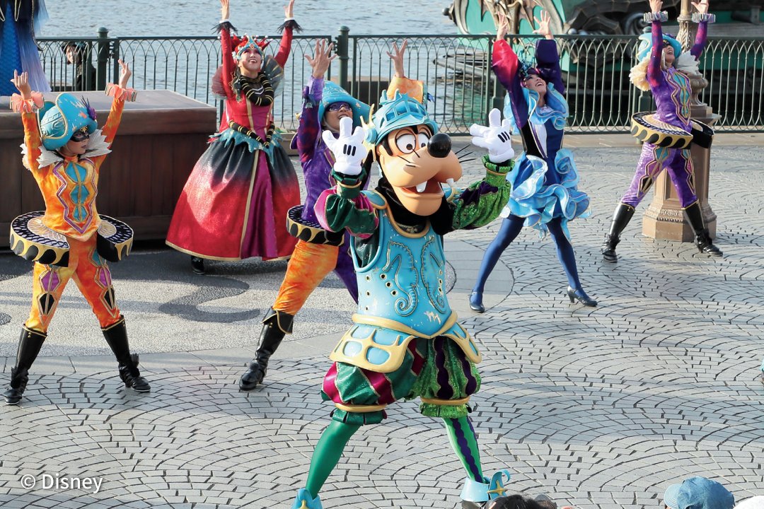dfan_official's tweet photo. #東京ディズニーシー 25周年スペシャル企画として7月号で募集した、“読者の皆さんがもう一度見たいショー”の結果がついに発表🎉
 #ディズニーファン10月号 では、ほぼ同数だった第3位の「ミステリアス・マスカレード」と「フェスティバル・オブ・ミスティーク」を特集しているよ📖✍️
 皆さんの熱いコメントとともに、ショーのストーリーや写真をたっぷり紹介しているのでぜひチェックしてみてね🎃  

次号では第２位を発表するよ🎊お楽しみに✨  

詳しくはこちら↓
https://t.co/v9F8bvEH6y