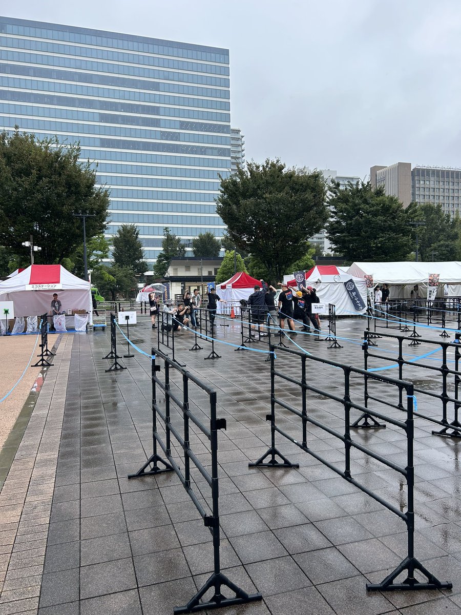 YukiHonda_HND's tweet photo. おはようございます。

中野ラーメン祭り
１０時開店です。

雨降ってて
お足元も悪く最悪です。

ですが
参加店舗の皆様朝早くから準備して頑張っておりますので
ぜひ皆様よろしくお願いします。 https://t.co/0lJVFcmnFS