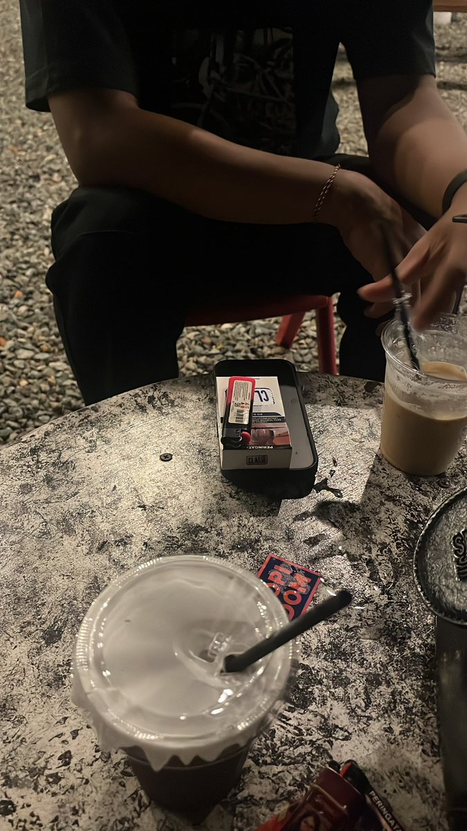 ookimidayoo's tweet photo. cuti pun tetep nongs sama orang di tempat kerja https://t.co/83VUEssqX4