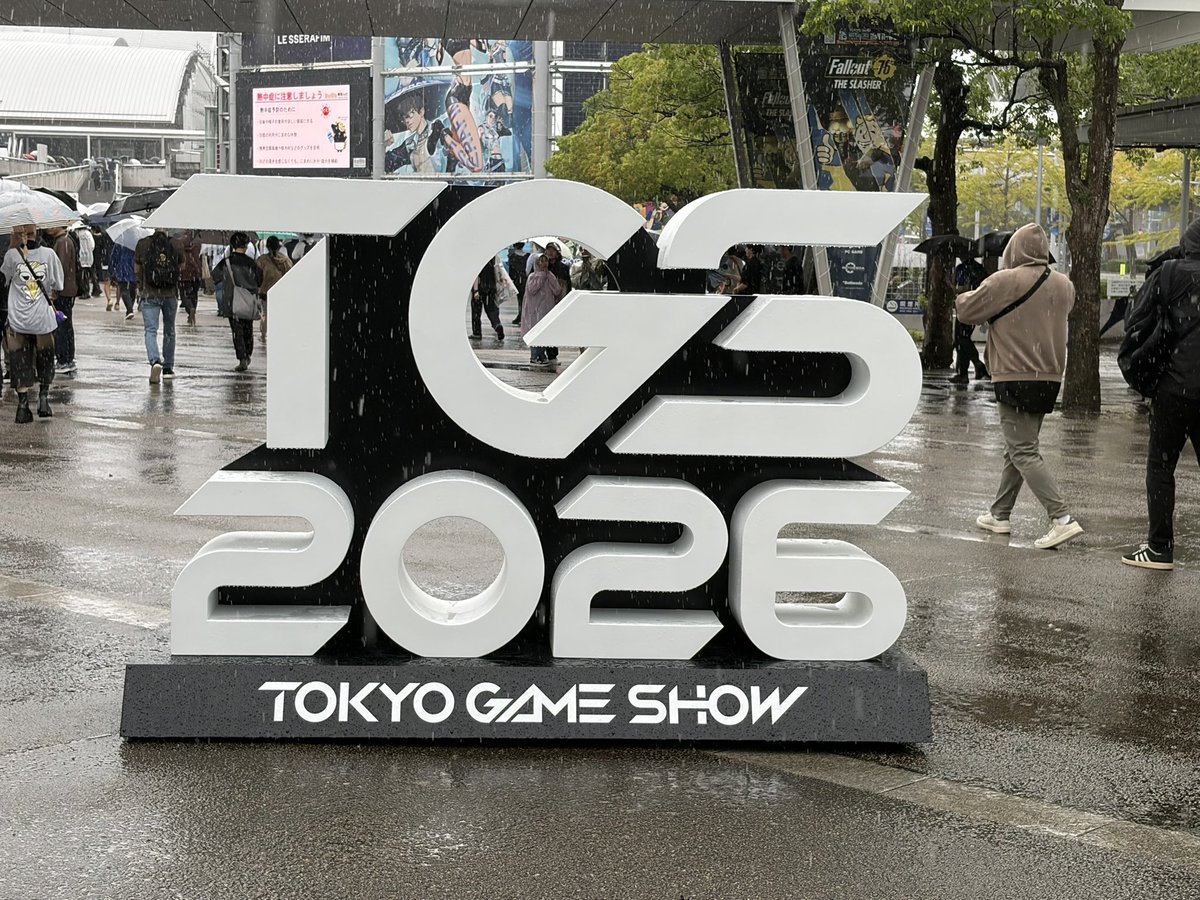 Daigo_3rd's tweet photo. 大雨でもアホみたいに人多くて独りで笑ってる。独りで。 https://t.co/JdLjhstZib