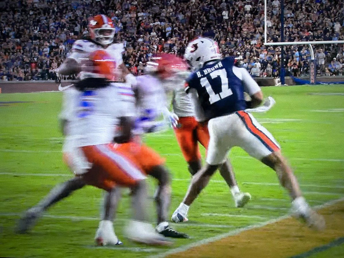 gatorsszn's tweet photo. I AM LITERALLY HOWLING, HE IS STILL IN BOUNDS 💀💀💀

This is the Final Four all over again https://t.co/SfQXk89SGD
