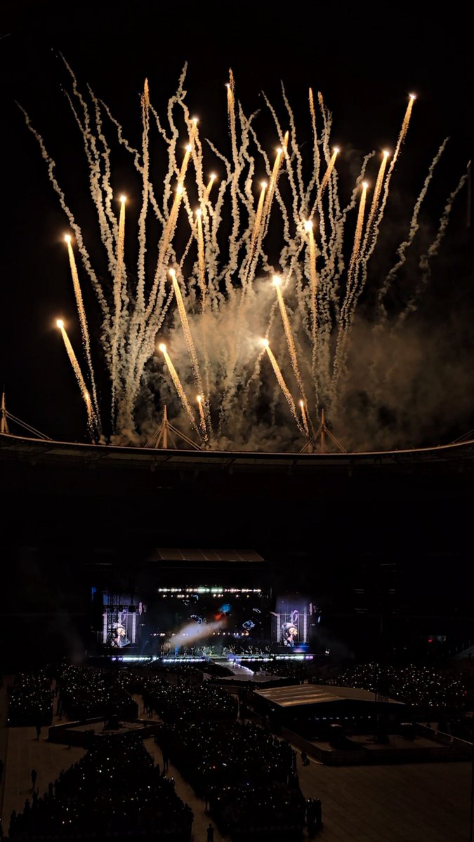 ksoonyngs's tweet photo. bigbang was my first kpop group ever, 18 years later and I finally got to see them. it was really 'such a beautiful night', nothing else to say but they are and will always be so iconic 🫶 https://t.co/2KQa85f3FR