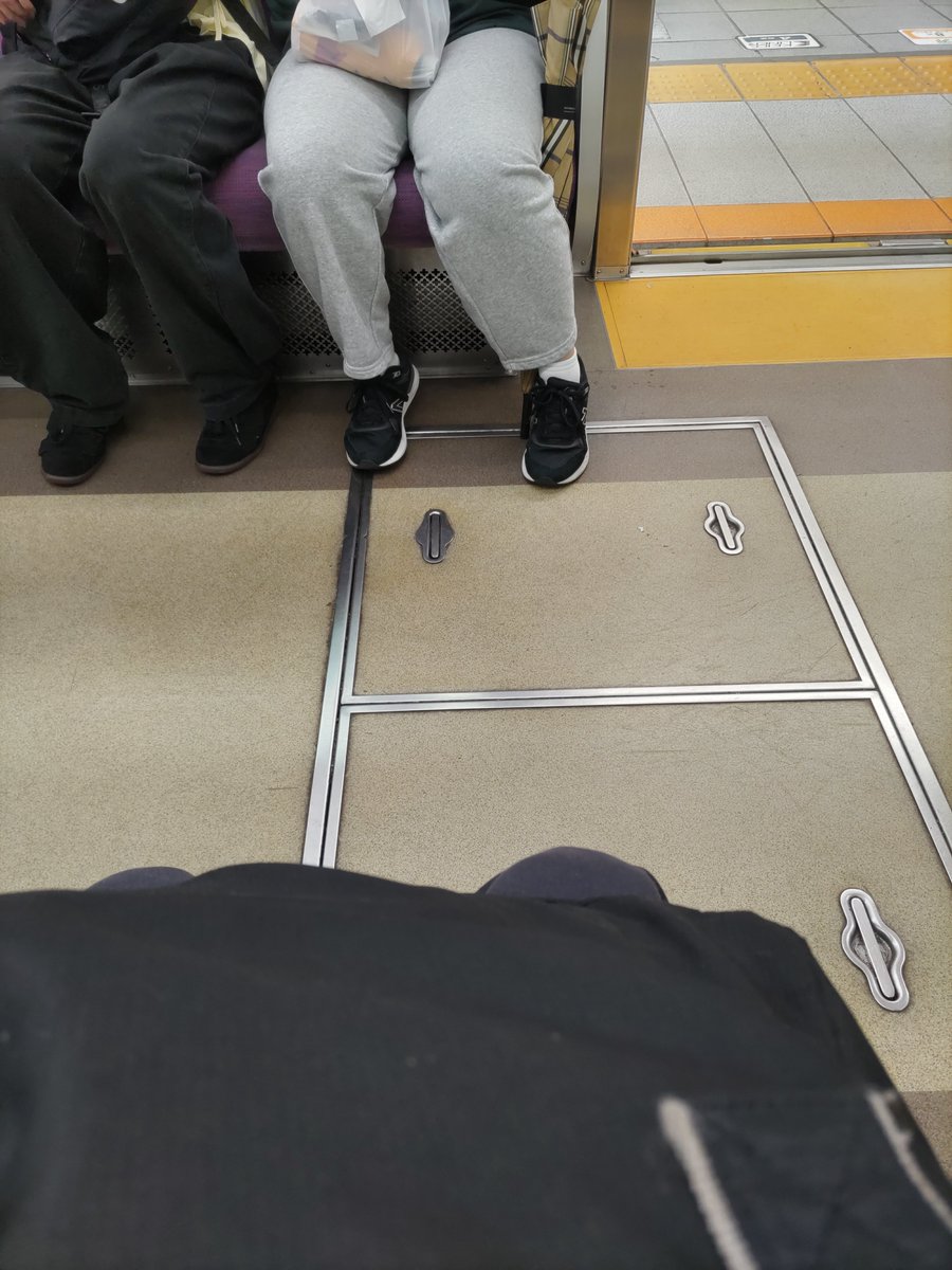 satoru_0113's tweet photo. 向かいの席のお姉さんが、めちゃラフな格好だけど髪はサラサラ、清潔感はあるし肉感的でなんだか反応してしまう

よい！ https://t.co/QLS6fddVHR