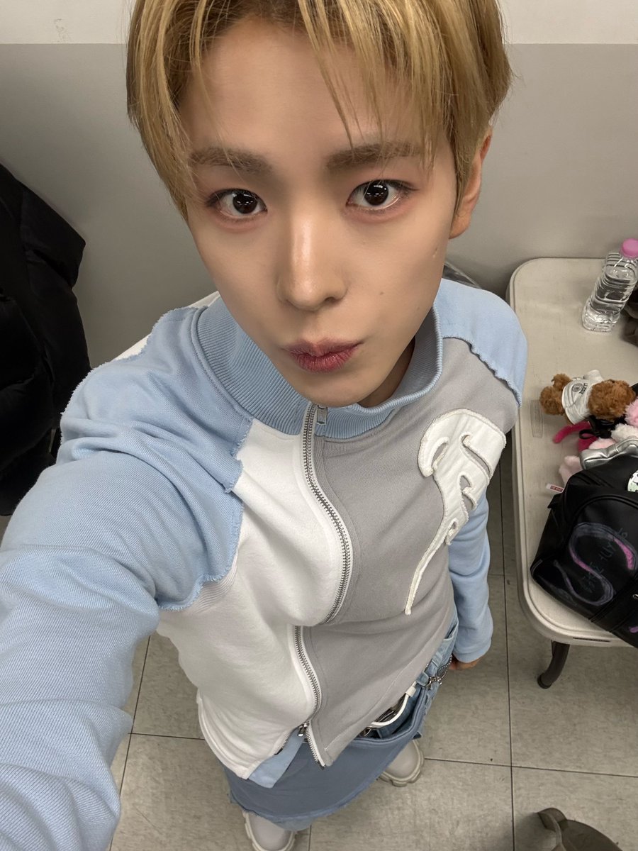 exiiiiit5's tweet photo. 전매특허 윳냥이셀카구도
찌깐한 발까지 보임 https://t.co/XbBDUey94D