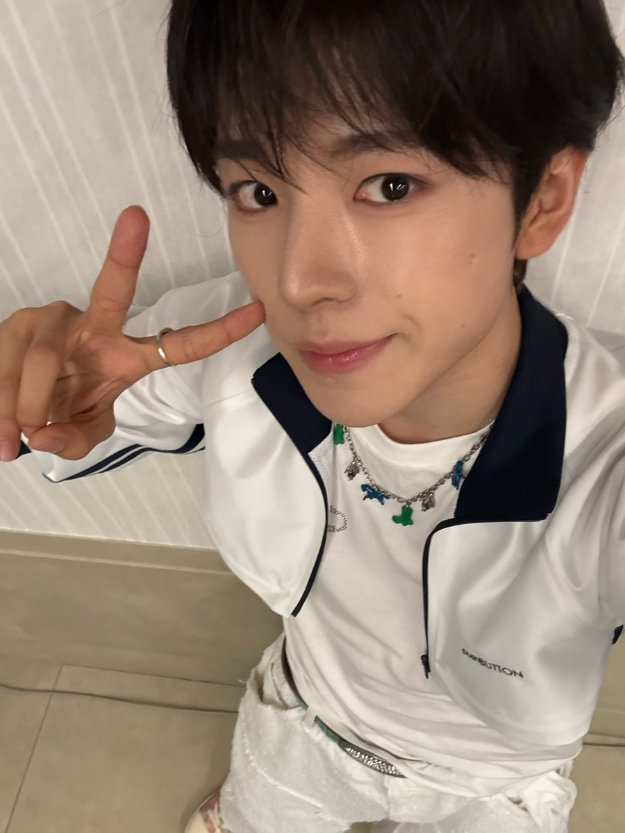exiiiiit5's tweet photo. 전매특허 윳냥이셀카구도
찌깐한 발까지 보임 https://t.co/XbBDUey94D