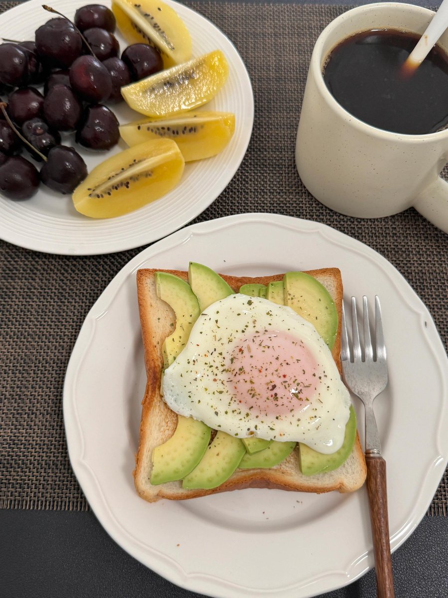 zz3yg's tweet photo. Just whipped up a quick homemade avocado toast with a sprinkle of chili flakes and a fried egg for breakfast—simple, flavorful, and fuel for the day https://t.co/8nNghMYZx1
