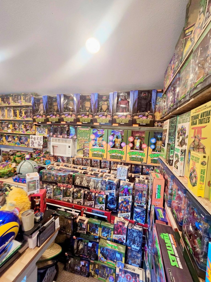 NinjaTurtleLair's tweet photo. Feast your eyes 👀 One of the most amazing TMNT collections on the planet. 
-
#TMNTCollector #TurtleLair https://t.co/4o2gh0893I
