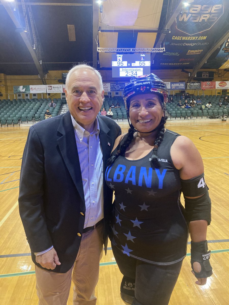 NYSComptroller's tweet photo. Fun evening at the Washington Avenue Armory watching the Albany All Stars Roller Derby Team and cheering for crowd favorite Sandstorm. Way to go, Sandy! https://t.co/AGBPvajjEa