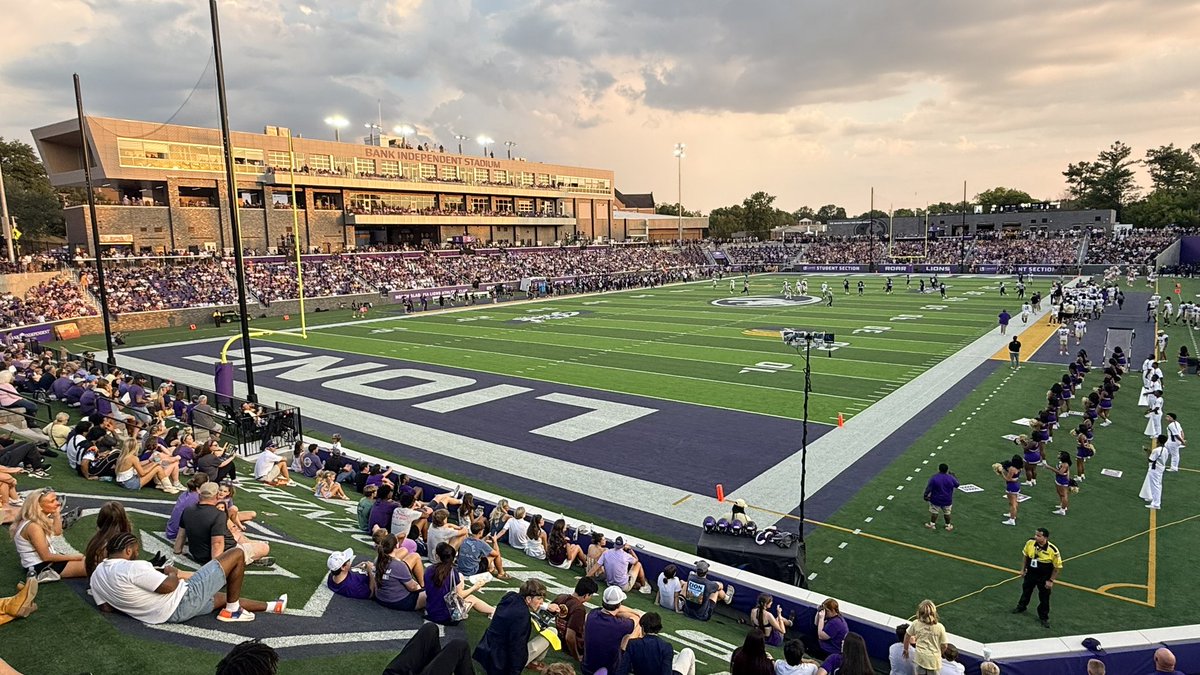 cfbcampustour's tweet photo. Bank Independent Stadium from all angles 📸

📍 Florence, AL
🏠 North Alabama
🕰️ Opened today!
🪑 10,000 seats

#RoarLions 🦁 https://t.co/gLCReGzrWS