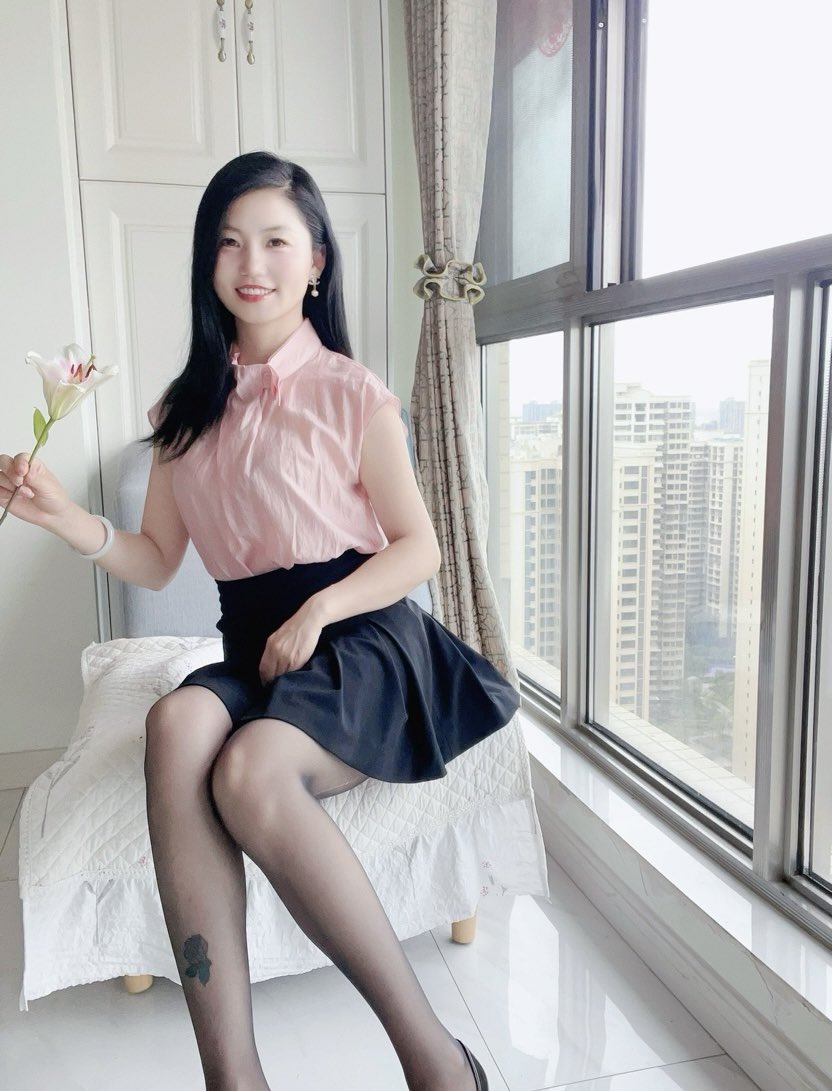 Yuexin79's tweet photo. 昨天早上出门，在鞋柜里没有找到豹纹高跟鞋，当时没有在意，觉得可能是自己放偏了。
但是晚上回家时，那双鞋明明又在鞋柜里。
看了继子一眼，他的眼神很躲闪。难道是趁我不注意，他把我的高跟鞋拿去做了什么？ https://t.co/CloqjSSad7