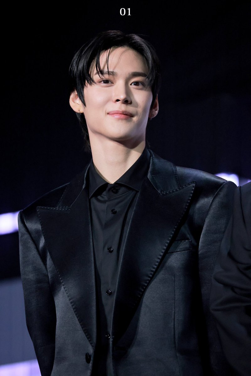 eswbsb's tweet photo. all black ที่คิดถึงกับกระดุมที่หายไป👋🏻 https://t.co/McnFaJElF5