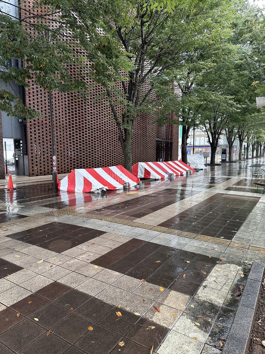 pbum2014's tweet photo. 【重要なお知らせ】

いつも「プレミアムビールとうまいもの祭り」を応援していただき、誠にありがとうございます。

台風25号の接近に���い、9月20日（日）・21日（月）は大雨や強風が予想されているため、お客様、出店者、スタッフ、すべての皆様の安全を最優先に考え、2日間イベントを中止とさせていただきます。

楽しみにしてくださっていた皆様には、せっかくの連休の中、ご予定を立てていただいていたにもかかわらず、このような判断となりましたことを心よりお詫び申し上げます。

私たち運営としても、できる限り開催したいという思いはありましたが、皆様に安心して楽しんでいただける環境を確保することを最優先とし、今回の決断に至りました。

そして、

9月22日（火）12時より、再スタートを予定しております！

台風が過ぎ、安全が確認できましたら、会場を復旧し、皆様をお迎えする準備を進めてまいります。

22日からは改めて、
美味しい料理と冷たいビール、楽しいステージをご用意して、皆様をお待ちしております。

「楽しみにしていたのに……」という皆様には、本当に申し訳ございません。

その分、22日からまた皆様に楽しんでいただけるイベントにできるよう、スタッフ一同、精一杯準備してまいります。

9月22日、またつくばで乾杯しましょう！

皆様のご理解とご協力を、何卒よろしくお願い申し上げます。

プレミアムビールとうまいもの祭り2026
運営本部

＃台風
＃一時中止
＃ご迷惑をおかけいたします
