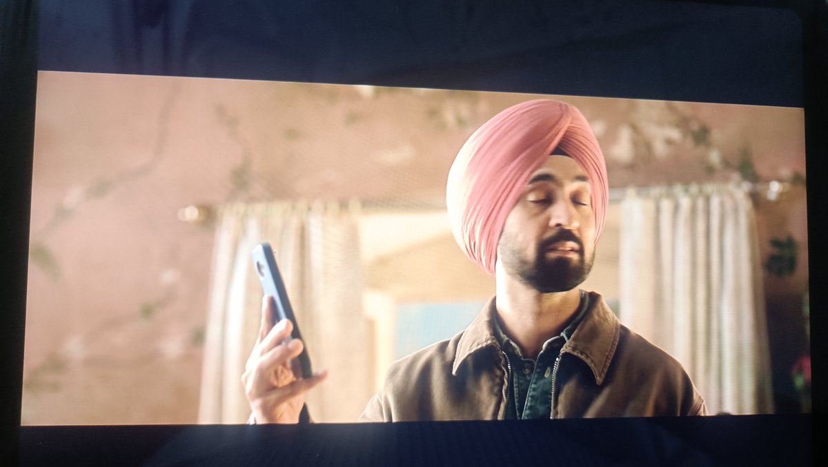 OYE_DREAMU's tweet photo. Jzt finished watching Imtiaz Ali’s #MainWapasAaunga and wow what a movie Truly a masterpiece.Especially that scene where Keenu goes to meet Jiya, only to find out that she’s married, and then leaves without meeting her… that moment absolutely broke my heart. 🥹💔A must-watch... https://t.co/rU021M9ukF