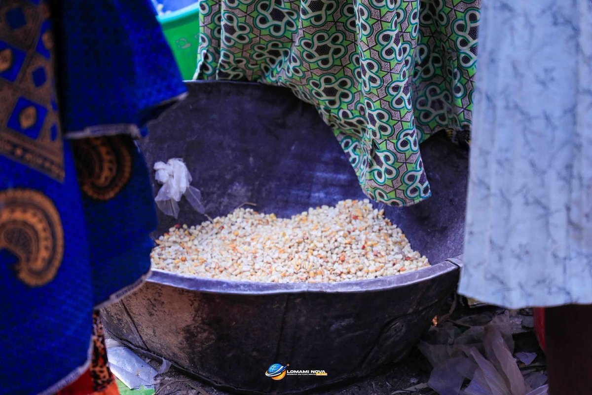 MarlaineKanku's tweet photo. #KABINDA 🇨🇩 : LE PRIX DU « MEKA » DE MAÏS GRIMPE AU MARCHÉ KAMUKUNGU

Le prix du  #meka  de maïs est en hausse au marché central de Kabinda, communément appelé marché Kamukungu.

Cette mesurette, couramment utilisée pour la vente de cette denrée de première nécessité, voit son prix augmenter ces derniers jours, au grand dam des ménages.

Sur place, les vendeuses s'inquiètent et redoutent une #nouvelle flambée. Elles pointent notamment la rareté du stock et les difficultés d'approvisionnement.

Cette hausse fragilise le pouvoir d'achat des familles à Kabinda, où le maïs reste un aliment de base.