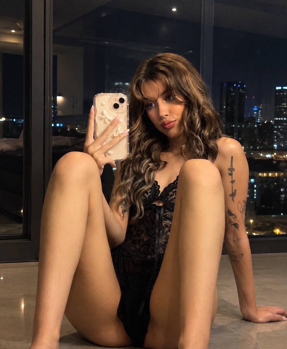 WhimsyArabella's tweet photo. wanna see how well you fit between my thighs? 🫢 https://t.co/NMMxlyI9n3