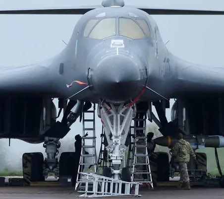 NewsLiberdade's tweet photo. 🚨URGENTE - Bombardeiro B-1 da Força Aérea dos EUA decola de base militar no Reino Unido https://t.co/hxnZxqtHnG