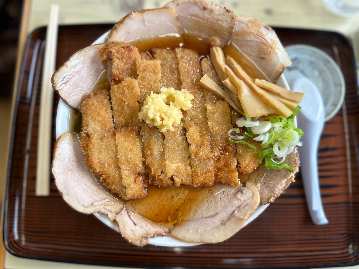 htbconji's tweet photo. #珍来 さんでキャラバン前のパワーランチ🍜
肉に溺れる「スタミナ肉ラーメン」は完食すると記念ステッカーが貰える！ぜひチャレンジしてみてください🐷(Y)
#北海道 #赤平市 
#水曜どうでしょう https://t.co/rASU5FCHj7