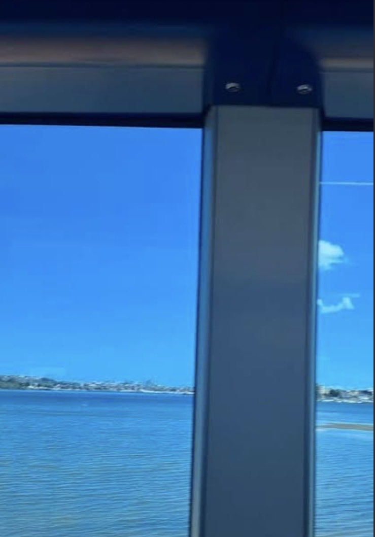 galmeunome's tweet photo. ideia de date: ir dar uma volta no novo VLT da Calçada com vista pro mar do subúrbio https://t.co/Hccm1qpb6H