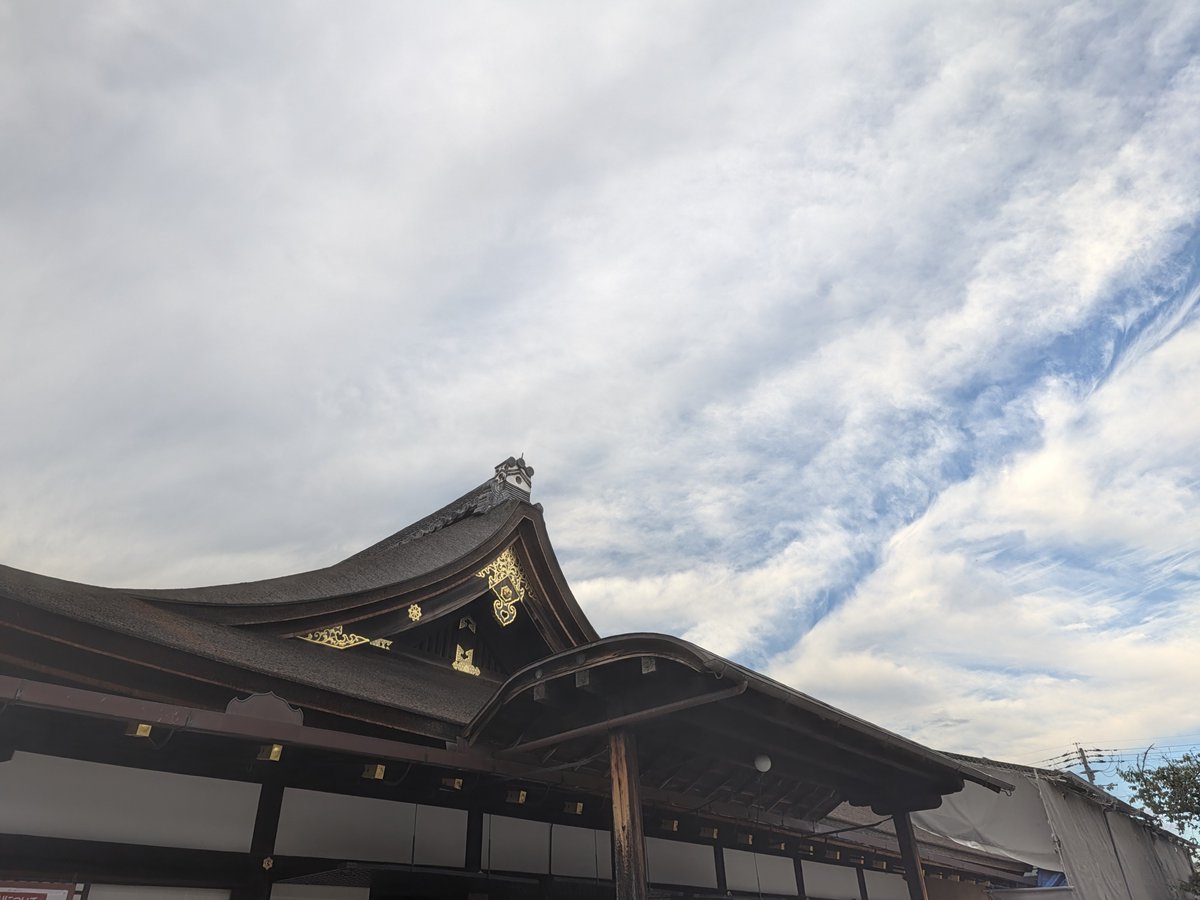 koki_t_kyoto's tweet photo. 今朝は東寺にて朝のお勤めに参加🛕

初参加で、和讃を読むのに苦労しましたが、親切な方に教えていただいきました。ありがとうございました！

その後は、8時から九条新千本にある旭湯の朝風呂へ♨️
朝から気持ちよくスタートできると気分がいいですね！

今日も一日頑張ります😤
#京都党 #髙橋こうき https://t.co/0nTBQ1aqpE
