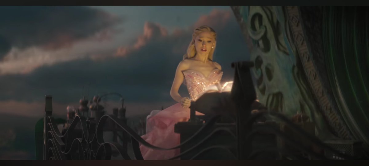 Mickey1245T's tweet photo. @syoukeke Wicked funciona porque es un "Retteling". Busca establecer porque la villana se volvió malvada para lograr empatizar con ella, sin dejar de reconocer que actuó mal, castigándola al final. Además, no hace mala a la protagonista ni llegar a autopresentarse como la historia "real". https://t.co/oBKNE1rSU3