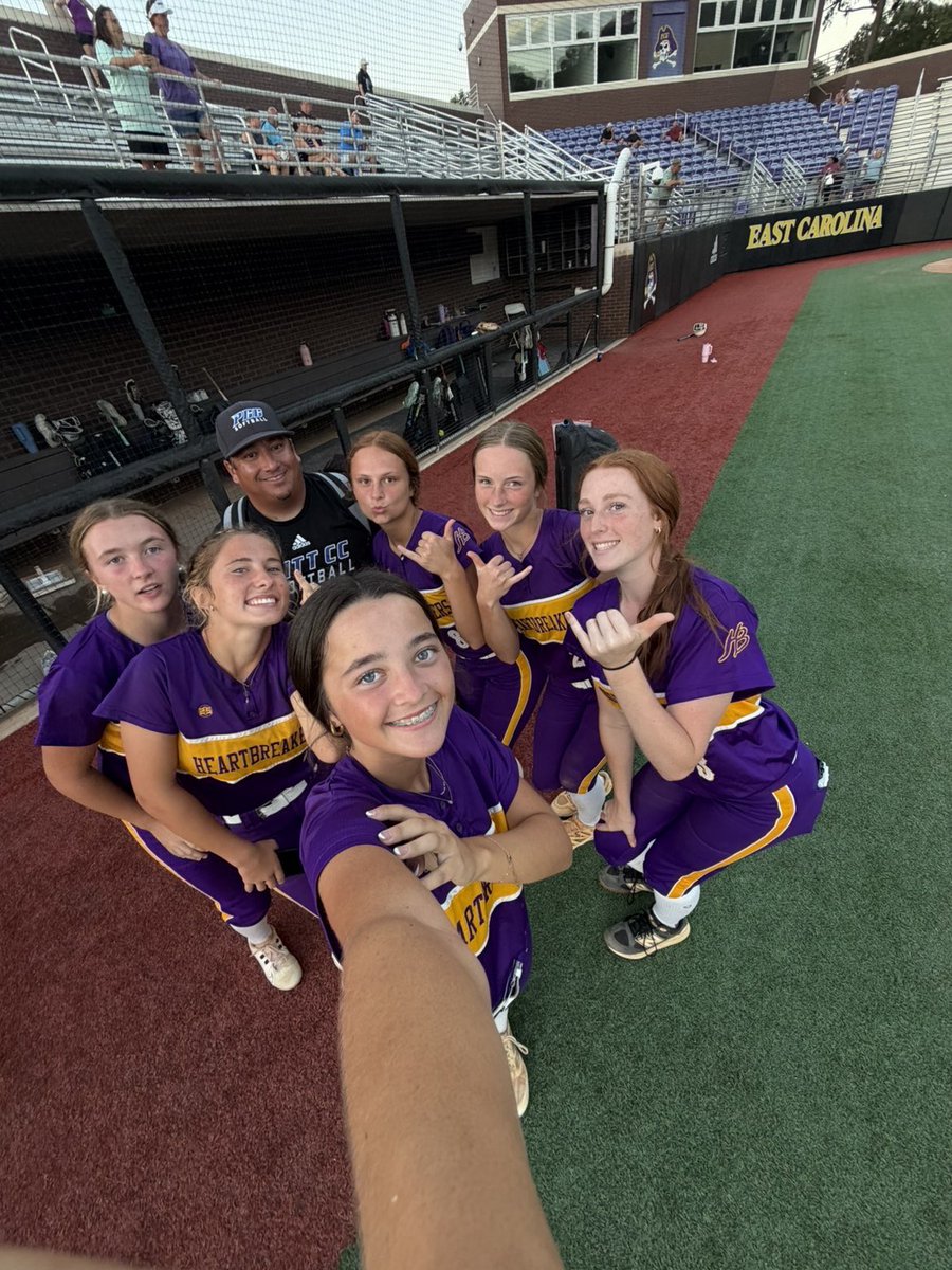 Rylan_Freda2029's tweet photo. I had an amazing time today at the @ecu__softball prospect camp! Thank you @ShaneWinkler @kenziemason13 and @jennacone for hosting an amazing camp as well as their amazing group of girls! So greatful for all the feedback I received! 💜💛🏴‍☠️! @ncheartbreakers @Nationals_Coach https://t.co/JTr3qyFeNL