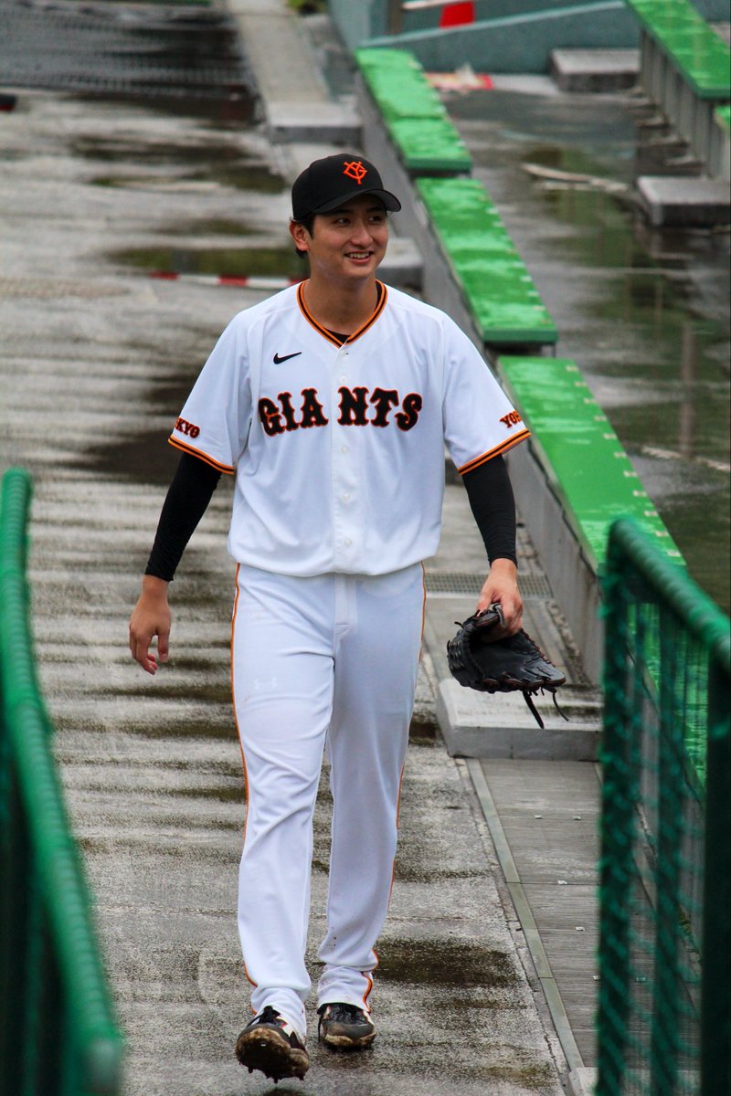 shizux22's tweet photo. 2026.09.19 vsロキテク��富山
登板後ブルペンで投げてから帰る時に吹田くんとすれ違ってニコニコ✨
 #横川凱  #巨人  #giants https://t.co/HgHOieLnQ0