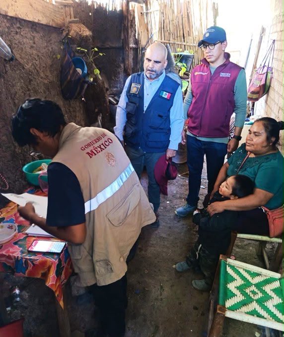 SEGOB_mx's tweet photo. Con atención casa por casa en #Atlixtac, #Chilapa, #Olinalá y #ZapotitlánTablas, se ha logrado conocer de manera directa las necesidades de sus habitantes y acercar los programas del @GobiernoMX a las familias para generar bienestar, mejorar sus condiciones de vida y contribuir a la construcción de paz en la Montaña Alta y Baja de #Guerrero.